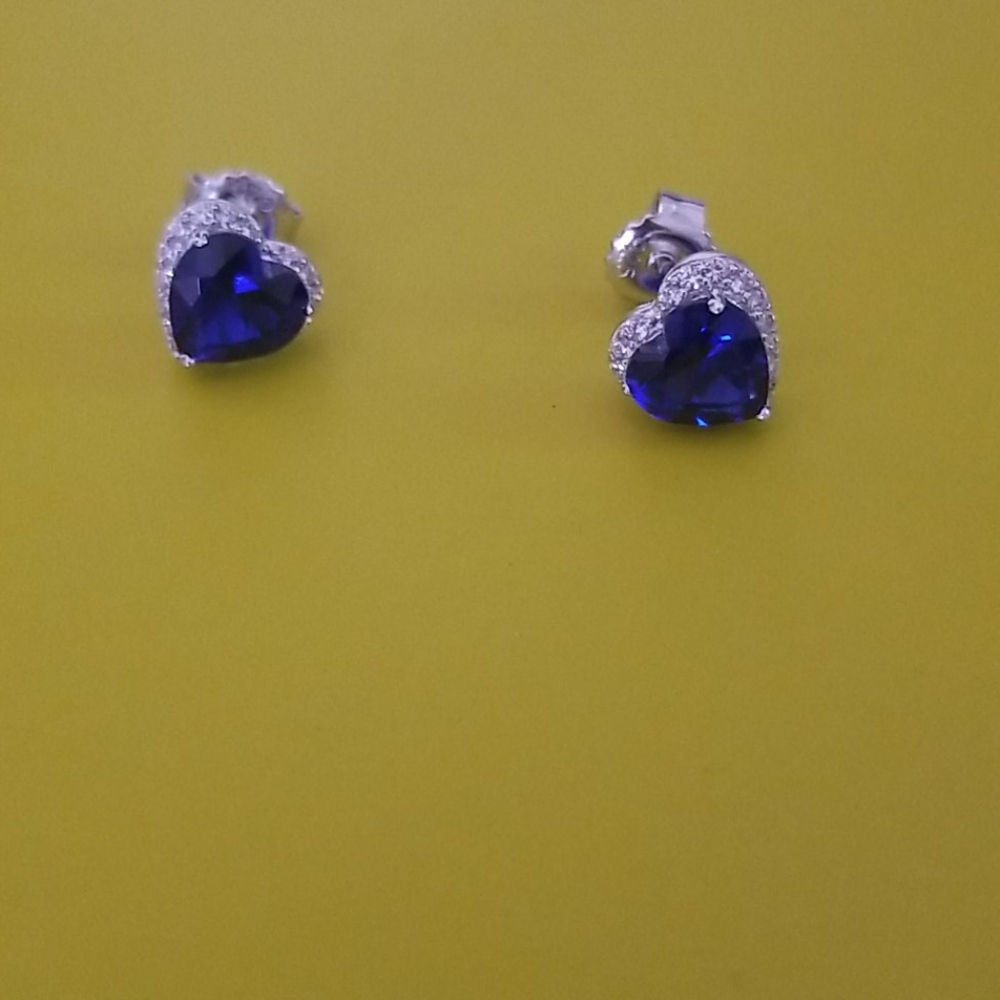 NEW Earings 💙 Heart Studs 💙